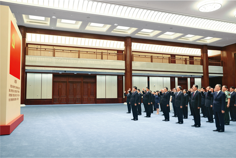 2021年6月18日，黨和國家領導人習近平、李克強、栗戰(zhàn)書、汪洋、王滬寧、趙樂際、韓正、王岐山等在中國共產黨歷史展覽館參觀“‘不忘初心、牢記使命’中國共產黨歷史展覽”。這是參觀結束后，習近平帶領黨員領導同志一起重溫入黨誓詞。 新華社記者 鞠鵬/攝