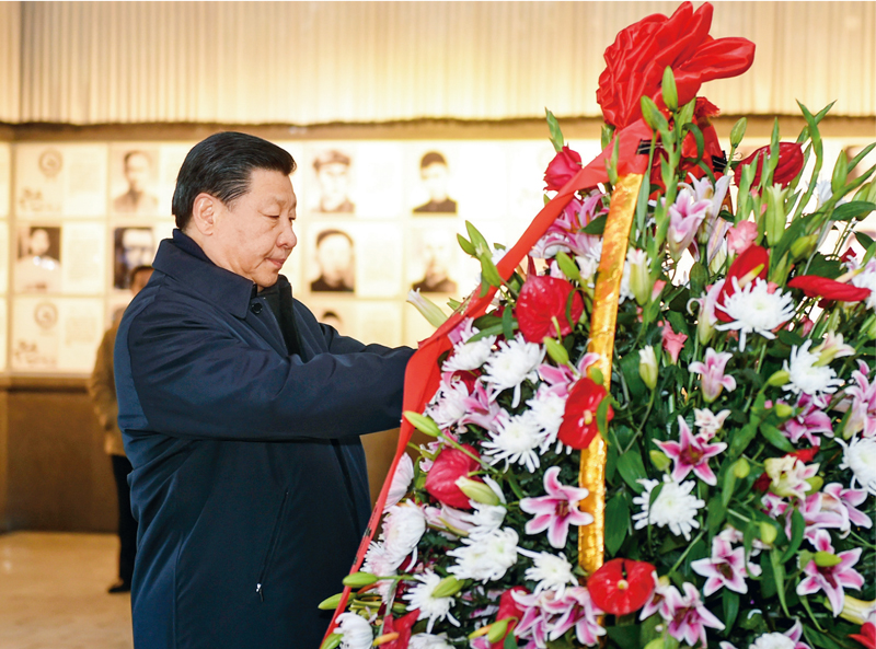 2016年2月1日至3日，中共中央總書記、國家主席、中央軍委主席習近平來到江西，看望慰問廣大干部群眾和駐贛部隊。這是2月2日，習近平在井岡山革命烈士陵園向革命烈士敬獻花籃。 新華社記者 謝環(huán)馳/攝