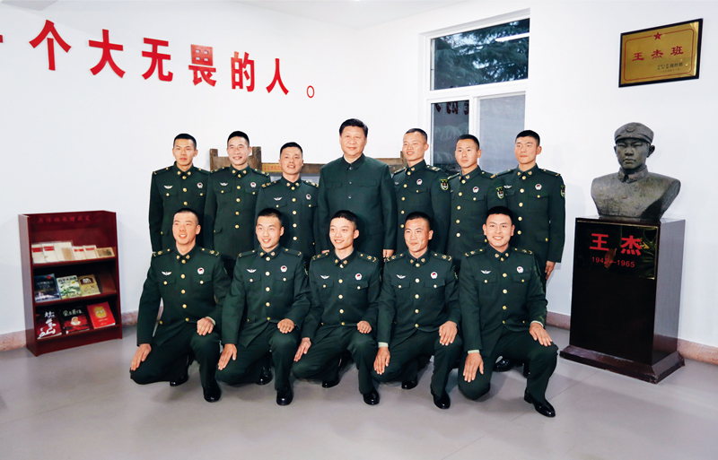 2017年12月13日，中共中央總書記、國家主席、中央軍委主席習近平到第71集團軍視察。這是習近平同“王杰班”戰(zhàn)士合影。 新華社記者 李剛/攝