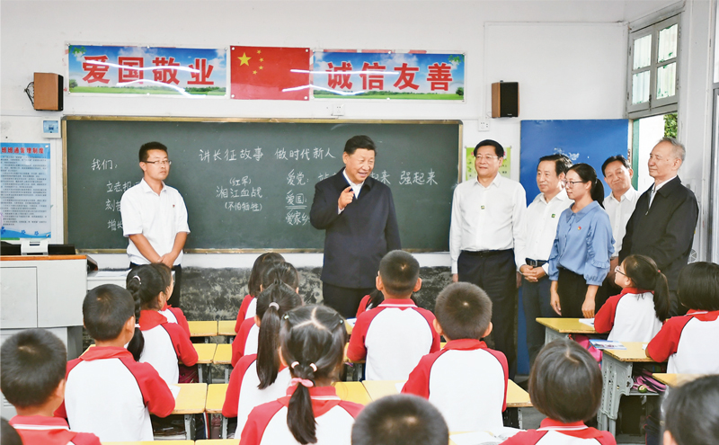 2020年9月16日至18日，中共中央總書記、國家主席、中央軍委主席習近平在湖南考察。這是16日下午，習近平在郴州市汝城縣文明瑤族鄉(xiāng)第一片小學，同正在上思政課的同學們親切交流。 新華社記者 謝環(huán)馳/攝